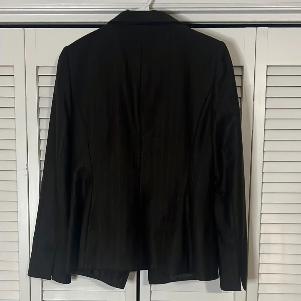 Tailored Blazer with Notched Lapels and Fitted Silhouette - Picture 6 of 10